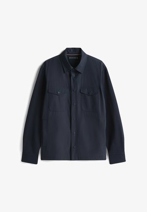 Marineblå langærmet skjortejakke i et glat stof, med knaplukning foran, to brystlommer og en klassisk kravedesign.