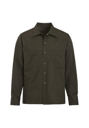 Mørkegrøn langærmet skjorte med knapper, to brystlommer og klassisk krave, vist på hvid baggrund.