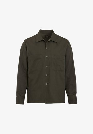Mørkegrøn langærmet skjorte med knapper, to brystlommer og klassisk krave, vist på hvid baggrund.