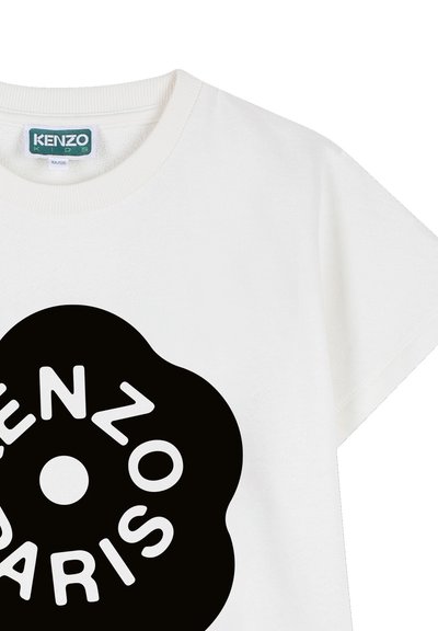 T-shirt blanc Kenzo Kids avec logo en forme de fleur noire et texte "KENZO PARIS" sur le devant, col rond, manches courtes.