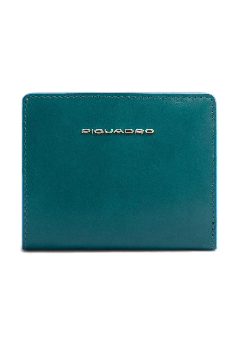 Cartera de cuero azul verdoso con textura suave, con el nombre de la marca "Piquadro" en letras plateadas centradas en el frente.