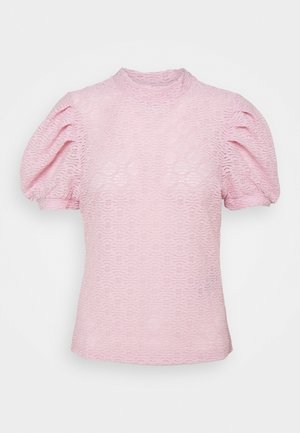 Top texturizado rosa con cuello alto, mangas cortas abullonadas y un patrón ondulado, hecho de una tela ligera.