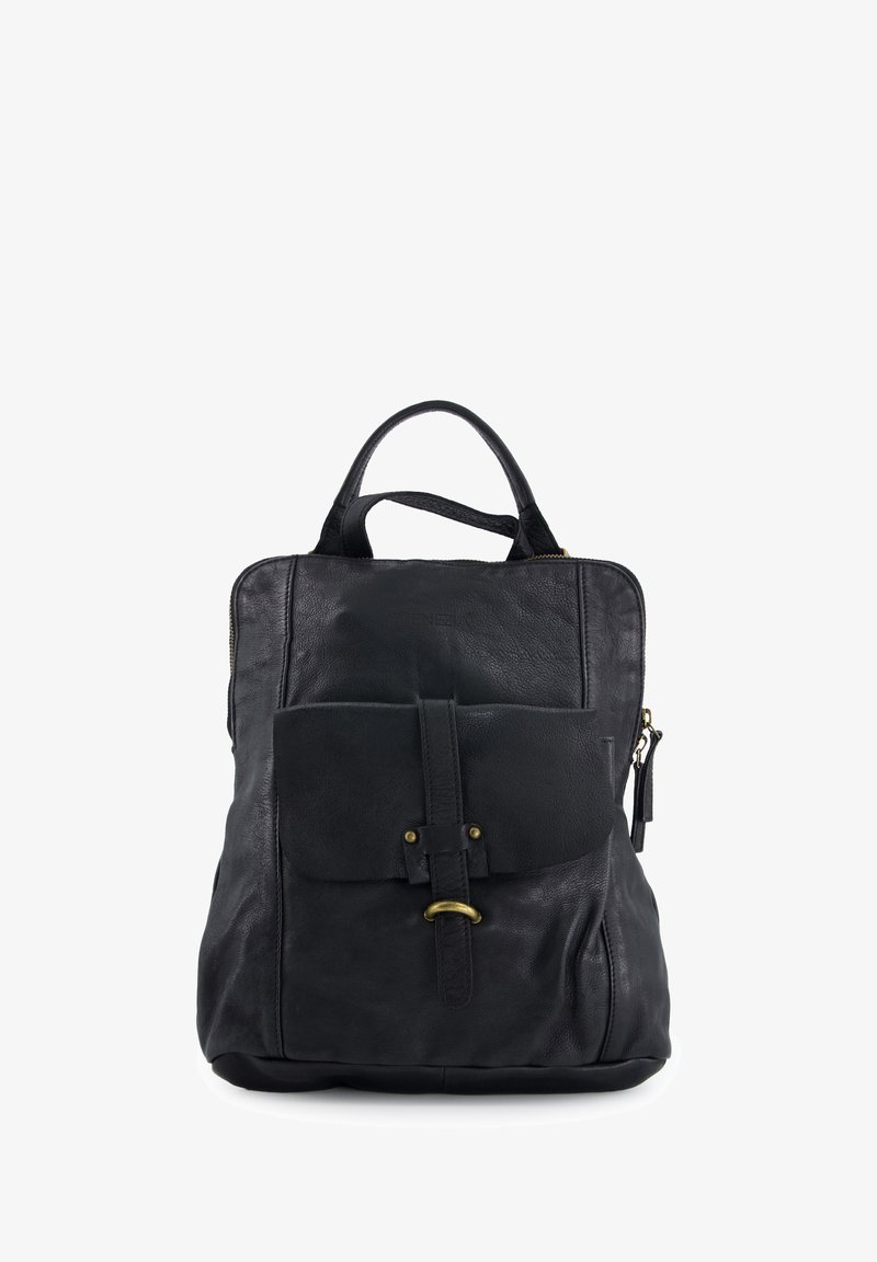 Zwarte leren rugzak met voorvak voorzien van een riem en messing gesp, bovenhandvatten en zijrits, afgebeeld tegen een witte achtergrond.
