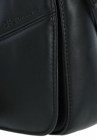 Schwarze Laptoptasche aus Leder mit glatter Textur, versehen mit genähten Akzenten und dem eingeprägten Markennamen "DENIM TOM TAILOR" an der Seite.