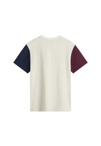 Camiseta de crema con mangas cortas en marino y burdeos. Cuello redondo clásico con una textura suave y un ajuste relajado.