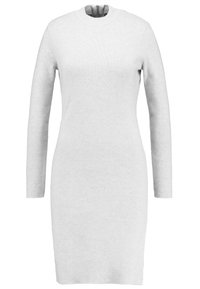 Ljusgrå, långärmad klänning av mjukt stickat material, med rund halsringning och en figurnära siluett. Enkelt design, utan mönster eller detaljer.
