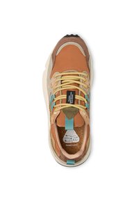 Sneaker marrone e arancione con tomaia in tessuto testurizzato, lacci a contrasto e suola leggera. Presenta una linguetta colorata e una soletta con motivo.