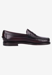 Mocasín de cuero marrón con un acabado suave, punta redondeada, costuras decorativas en el empeine y un tacón bajo en forma de bloque.
