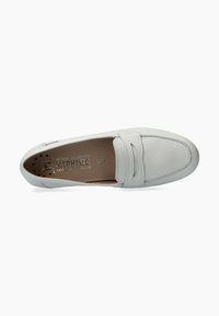 Mocassin en cuir blanc avec une surface texturée et des coutures décoratives. Il présente un col rembourré et une semelle en caoutchouc flexible. Logo doré à l'intérieur.
