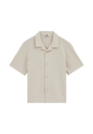 Beige kortärmelig overhemd met knopen, een campkraag, vier knopen en een subtiel geborduurd logo op de linkerborst.