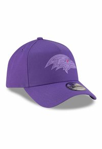 Lila Baseballmütze mit strukturiertem Design, versehen mit einem gestickten Rabenlogo auf der Vorderseite und einem flachen Schirm. Texturierte Stoffoberfläche.