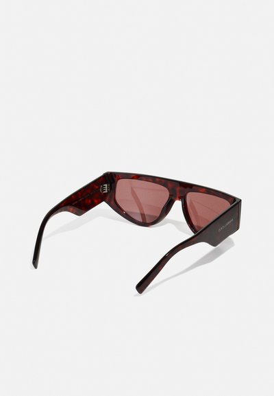 Red tortoiseshell sunglasses with angular design and pink lenses. Features thin, glossy arms and a logo on the side.
