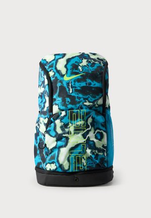 Mochila con patrón jaspeado en azul, negro y blanco, logo de Nike en neón verde y texto "ELITE" en el bolsillo frontal. Sección inferior negra.