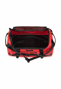 Sac de sport rouge avec des accents noirs, doté d'un grand compartiment ouvert, d'une fermeture éclair et d'une bandoulière réglable. Poche en mesh à l'intérieur.