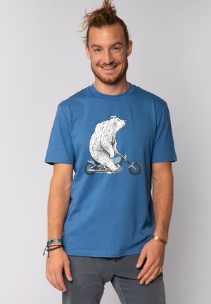 Blauw T-shirt met korte mouwen met een afbeelding van een beer die op een fiets rijdt. Van zacht katoen met een comfortabele pasvorm.
