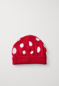 Rote Strickmütze mit weißen Punkten, ausgestattet mit einem gerippten Bündchen. Der Stoff ist weich und hat eine glatte Textur.
