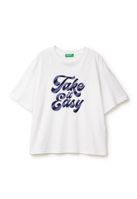 Bílý tričko s krátkým rukávem, které má velký modro-fialový pruhovaný potisk s nápisem "Take it Easy." Volný střih a kulatý výstřih.