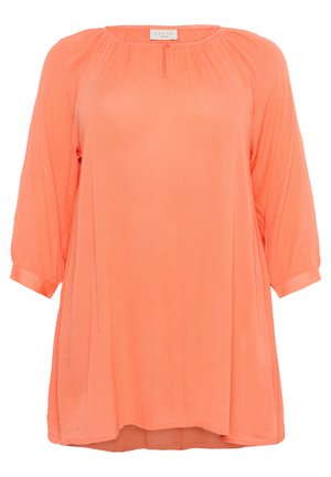 Blouse corail ample à manches trois-quarts, avec un col rond et un subtil détail de pli à l'avant. Fabriquée en tissu léger et texturé.
