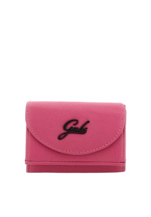 Piccolo portafoglio in pelle rosa con patta curva e logo nero "Gabs" centrato sul fronte.