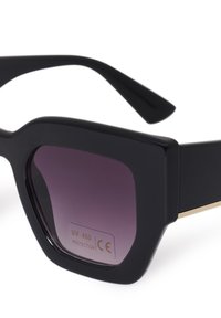 Črni masivni kvadratni sončna očala z vijolično obarvanimi lečami, označena z zaščito UV 400 in CE certifikatom.