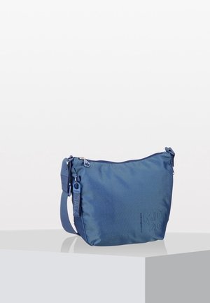Sac à épaule en tissu bleu avec un motif texturé, fermeture éclair, sangle réglable et détail de logo sur le côté. Forme ovale, taille moyenne.