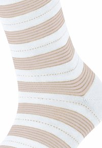 Gestreifte Socken mit abwechselnd weißen und braunen horizontalen Bändern, feiner Ripptextur und kontrastierenden Nähten.