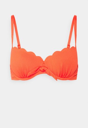 Top de bikini laranja texturizado com bordas em formato ondulado, alças ajustáveis e um detalhe de nó na parte da frente. Feito em tecido elástico para maior conforto.