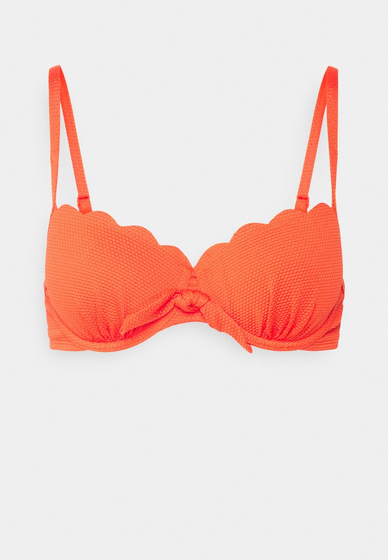 Top de bikini laranja texturizado com bordas em formato ondulado, alças ajustáveis e um detalhe de nó na parte da frente. Feito em tecido elástico para maior conforto.