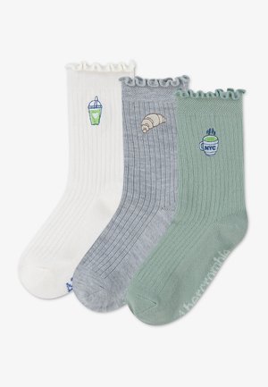 Tre calzini a coste con bordi arricciati in bianco, grigio e verde, ognuno ricamato con una bevanda o un cibo: smoothie, croissant e tazza di caffè.