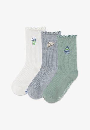 Trois chaussettes côtelées avec des bords volantés en blanc, gris et vert, chacune brodée d'une boisson ou d'un aliment : smoothie, croissant et tasse de café.