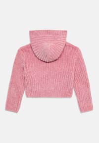 Sudadera recortada de punto acanalado de color rosa suave con mangas largas, vista desde la parte de atrás sobre un fondo blanco.