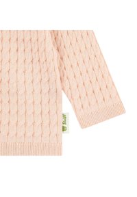 Světle růžový pletený svetr s texturovaným kabelovým vzorem, pružnými manžetami a lemem, s zelenou značkovou nášivkou na boku.