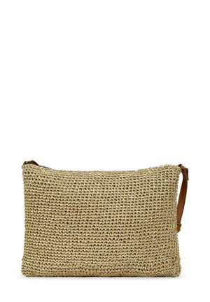 Bolsita de paja tejida con forma rectangular, que presenta una superficie texturizada en color beige, complementada por una correa de hombro de cuero marrón.
