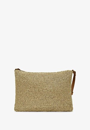 Bolsita de paja tejida con forma rectangular, que presenta una superficie texturizada en color beige, complementada por una correa de hombro de cuero marrón.