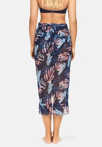 Kwiatowa spódnica na granatowym tle, z różowymi i niebieskimi wzorami liści. Wykonana z lekkiej, przejrzystej tkaniny z falbaniastym dołem i regulowanym stanem.