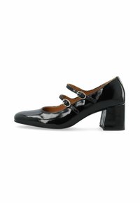 Zapato de charol negro tipo bomba con punta cuadrada, dos correas ajustables, hebillas de metal y tacón grueso de 4 cm. Textura suave y acabado brillante.