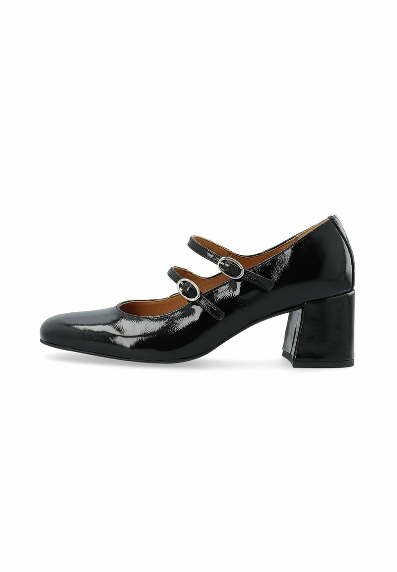 Zapato de charol negro tipo bomba con punta cuadrada, dos correas ajustables, hebillas de metal y tacón grueso de 4 cm. Textura suave y acabado brillante.