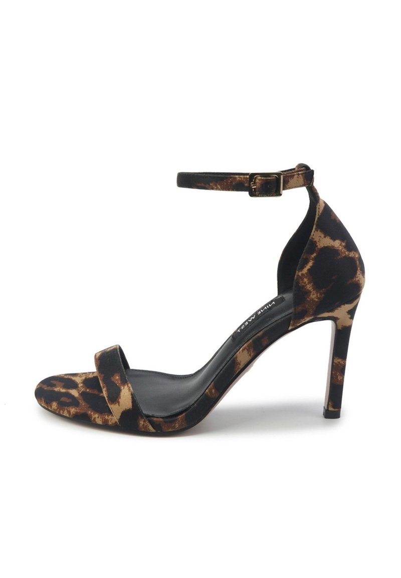 Sanda negra y marrón con estampado de leopardo de tacón alto, con una correa al tobillo, puntera abierta y un upper de tejido texturizado sobre un elegante tacón de aguja.
