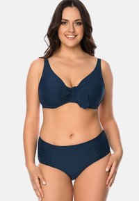 Top bikini blu navy con dettaglio a nodo al centro e spalline larghe; parte inferiore a vita alta con arricciature laterali, realizzata in tessuto morbido.