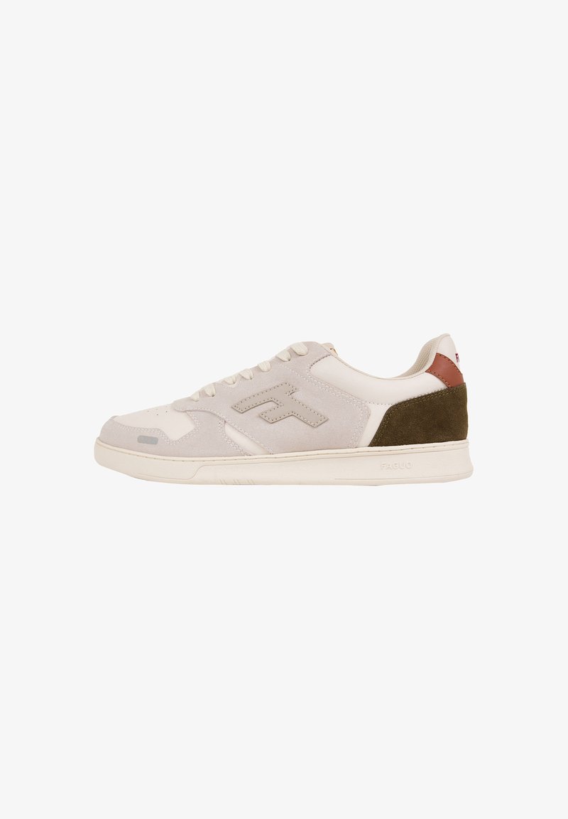 Sneaker beige e bianco con dettaglio in suede verde e marrone sul tallone, lacci crema e un logo stilizzato "F" sul lato.