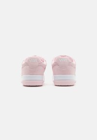Pinkfarbene Wildledersneaker mit weißen Sohlen und Branding an der Ferse. Runde Form mit gepolstertem Kragen und strukturierten Sohlen für besseren Halt.