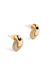 Guldtonade studs med en vriden design, med släta och texturerade ytor, prydda med gnistrande ädelstenar på ena sidan.