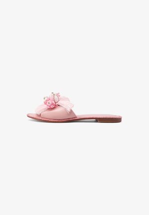 Sandal in pelle rosa con tomaia texturizzata, frange e perline decorative, suola piatta con finitura naturale.