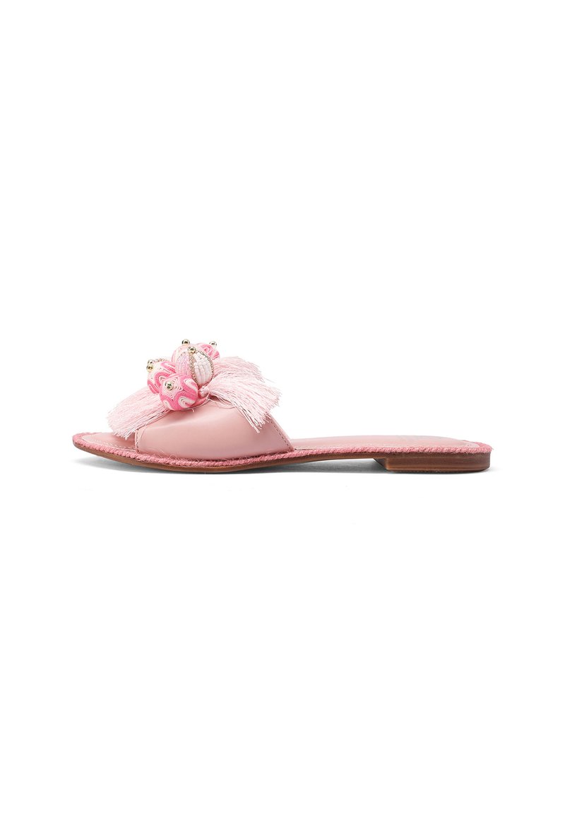 Sandal in pelle rosa con tomaia texturizzata, frange e perline decorative, suola piatta con finitura naturale.