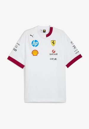 Witte t-shirt met korte mouwen en kastanjebruine accenten, met verschillende logo's: Ferrari, HP, Shell, UniCredit en Ceva op de voorkant en mouwen.