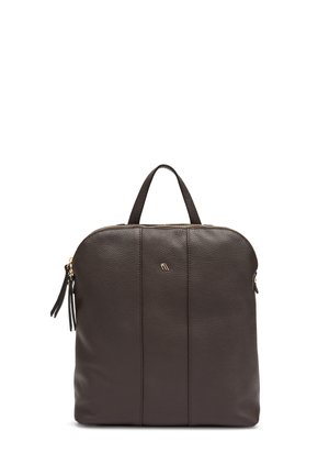 Bruine leren rugzak met een afgeronde vorm, voorzien van een handvat aan de bovenkant, gouden hardware en twee ritssluitingen. Lichte textuur met subtiele stiksels.