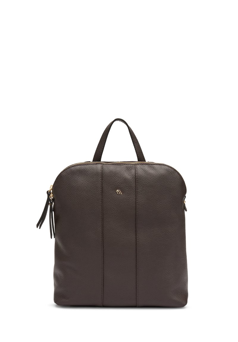 Bruine leren rugzak met een afgeronde vorm, voorzien van een handvat aan de bovenkant, gouden hardware en twee ritssluitingen. Lichte textuur met subtiele stiksels.
