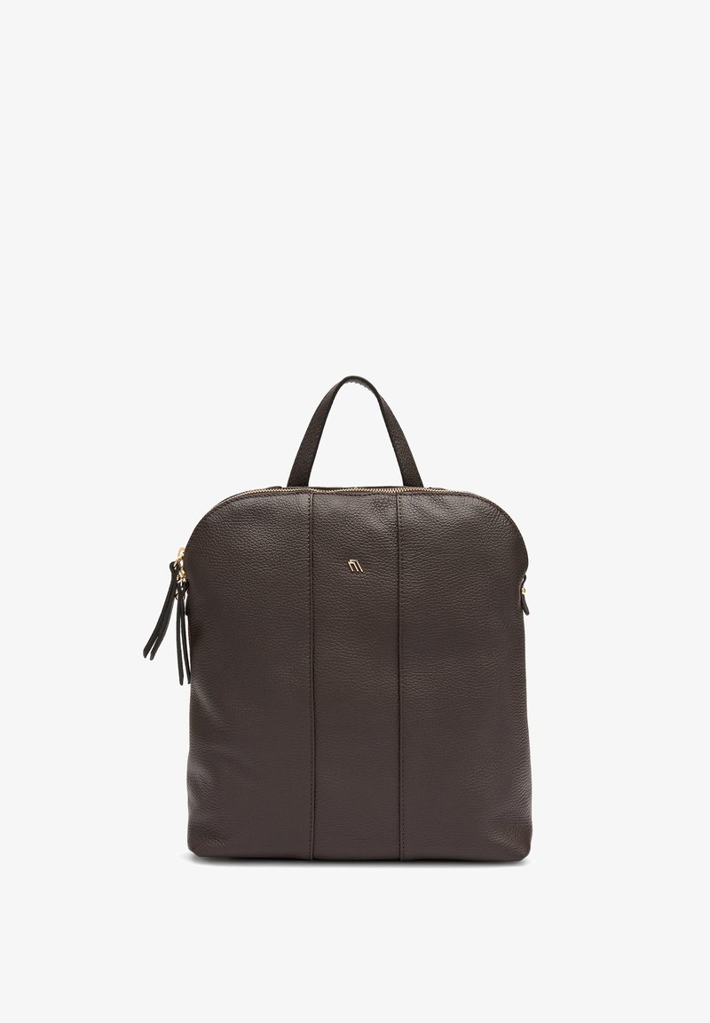 Sac à dos en cuir marron avec une forme arrondie, doté d'une poignée supérieure, de quincaillerie dorée et de deux fermetures éclair. Texture légère avec des coutures subtiles.