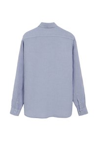 Jasnoniebieska koszula z długim rękawem, wykonana z miękkiego materiału, z kołnierzykiem, zapięciem na guziki przy mankietach i prostym dołem. Brak widocznych wzorów lub akcentów.