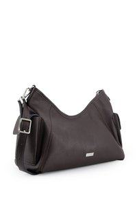 Brązowa skórzana torebka o teksturowanym wykończeniu, zaokrąglonym kształcie, regulowanym pasku i srebrnej ozdobnej płytce z przodu.